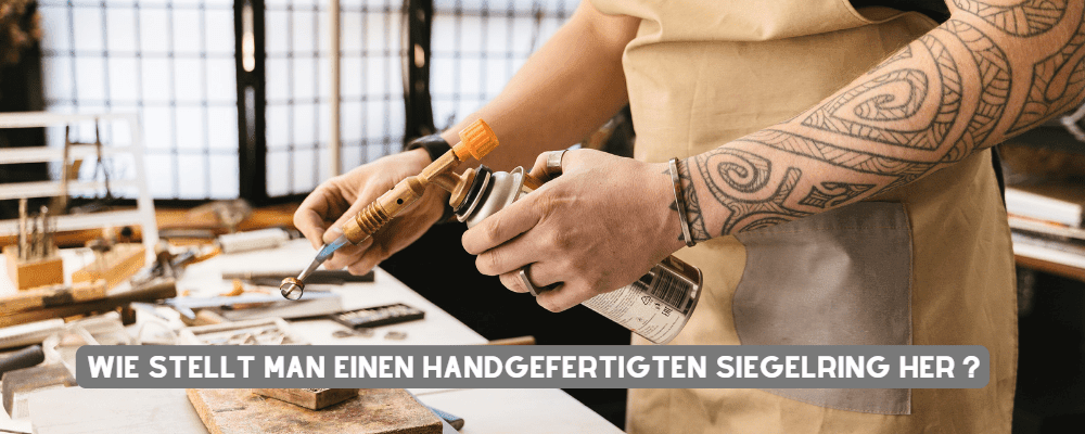 WIE STELLT MAN EINEN HANDGEFERTIGTEN SIEGELRING HER ? - Königlicher Siegelring