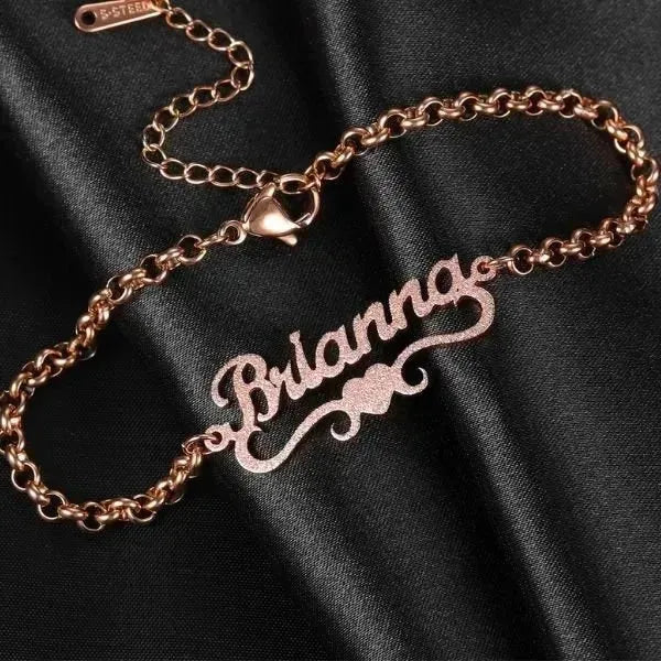 ARMBAND MIT NAMEN IN SILBER UND GOLD : IHR PERSÖNLICHES FUNKELN - Königlicher Siegelring