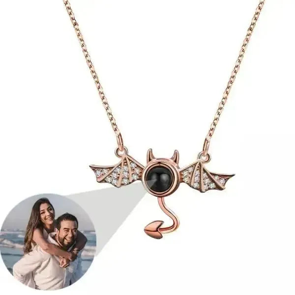 KETTE MIT BILD DRIN FORM EINER FLEDERMAUS - Königlicher Siegelring