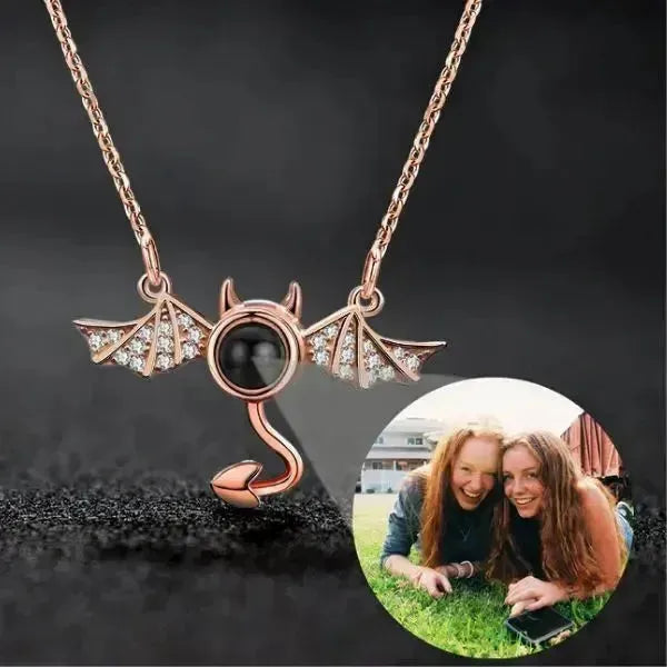 KETTE MIT BILD DRIN FORM EINER FLEDERMAUS - Königlicher Siegelring