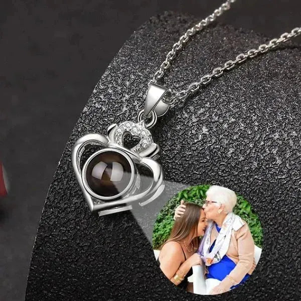 KETTE MIT BILD IM STEIN – DIE PERSONALISIERTE HERZ-HALSKETTE MIT FOTO-PROJEKTION - Königlicher Siegelring