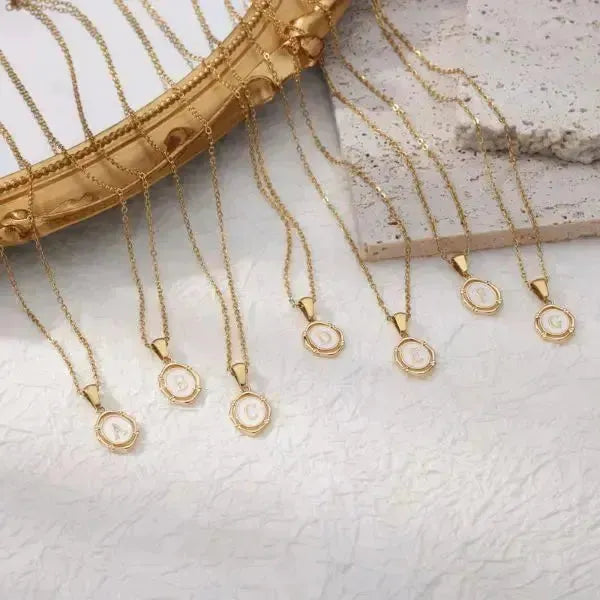 KETTE MIT BUCHSTABEN GOLD : ZEIGE DEINE PERSÖNLICHKEIT - Königlicher Siegelring