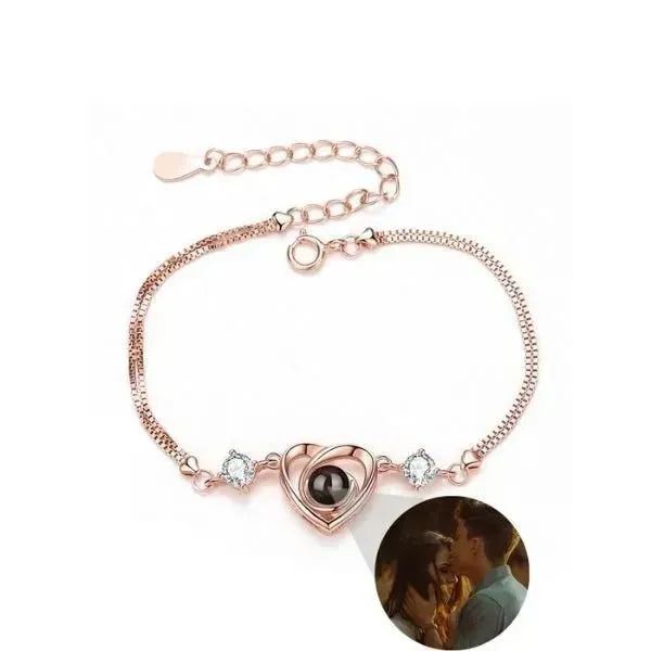 VERZAUBERN SIE IHR HERZ: PERSONALISIERTES ARMBAND MIT BILD IM STEIN - Königlicher Siegelring