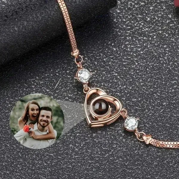 VERZAUBERN SIE IHR HERZ: PERSONALISIERTES ARMBAND MIT BILD IM STEIN - Königlicher Siegelring
