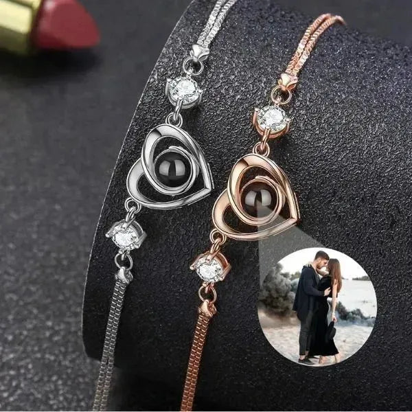 VERZAUBERN SIE IHR HERZ: PERSONALISIERTES ARMBAND MIT BILD IM STEIN - Königlicher Siegelring