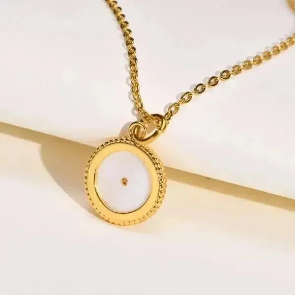 KETTE MIT BUCHSTABEN AUS GOLD-PLÄTTCHEN BESTEHEND AUS INITIALIEN - Königlicher Siegelring