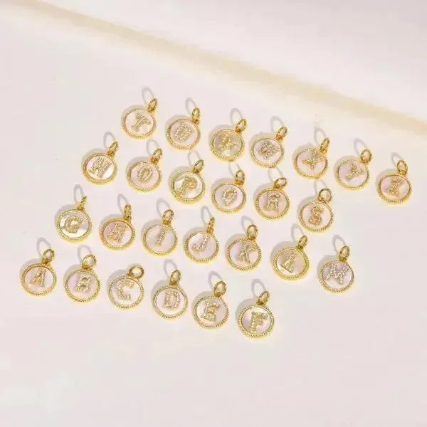 KETTE MIT BUCHSTABEN AUS GOLD-PLÄTTCHEN BESTEHEND AUS INITIALIEN - Königlicher Siegelring
