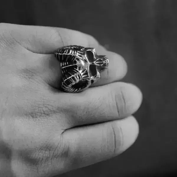 SIEGELRING HERREN EDELSTAHL GOTHIC STIL TOTENKOPF DES GEHÖRNTEN TEUFELS - Königlicher Siegelring