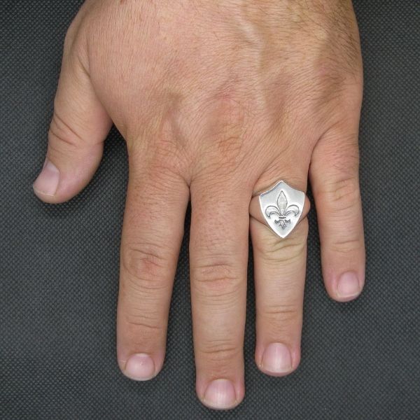 handgefertigte-exquisite-ring-siegelring-blume-der-lilie-aus-massiv-silber-herren