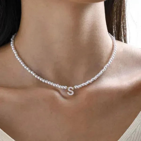KETTE MIT BUCHSTABEN - PERLENKETTE - Königlicher Siegelring