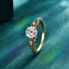 Moissanit Ring in Gelb und Weiß Gold - Verlobungsringe - Königlicher Siegelring