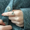 PERSONALISIERTER SIEGELRING FUR DAMEN AUS SILBER UND 14K GOLD - ANFERTIGEN LASSEN - Königlicher Siegelring