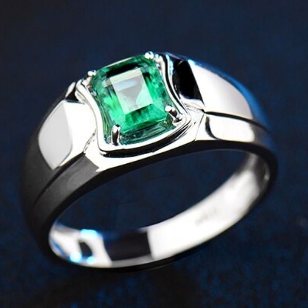 ring-siegelring-smaragd-18k-weiss-gold-eleganz-mit-stein