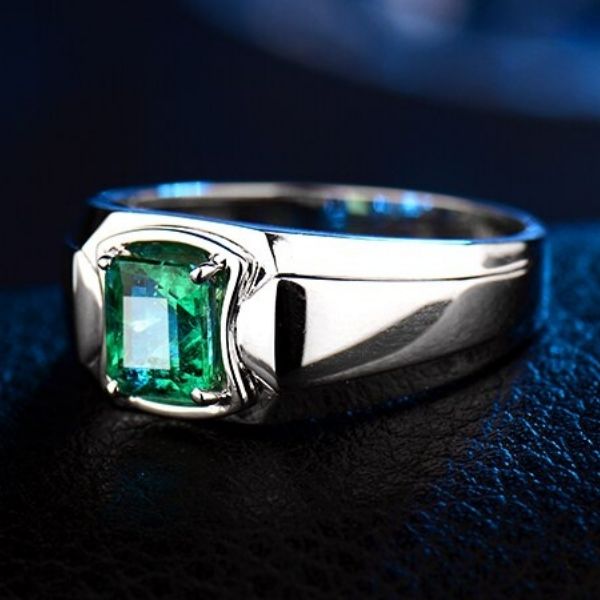 ring-siegelring-smaragd-18k-weiss-gold-eleganz-mit-stein