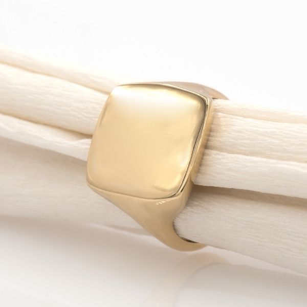 siegelring-damen-gold-initiale-14k-gold-pinky-graviert-personalisierter-gold-ring-personalisieren