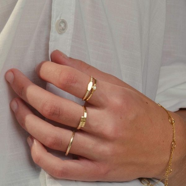 siegelring-damen-gold-mini-diamant-14-karat-sterling-gold-diamant-eleganter-personalisierter-siegelring-Initial-ring