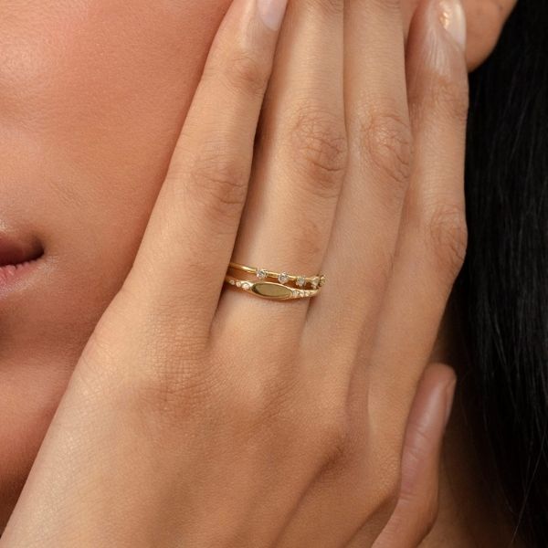siegelring-damen-gold-mini-diamant-14-karat-sterling-gold-diamant-eleganter-personalisierter-siegelring-Initial-ring