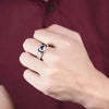 SIEGELRING DE LUXE IN 14K WEISSGOLD MIT BLAUEN SAPHIREN : SYMBOL DER UNTERSCHEIDUNG - Königlicher Siegelring