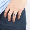 SIEGELRING GOLD WEISS MIT BLAUEM SAPHIR | ELEGANZ UND RAFFINESSE - Königlicher Siegelring