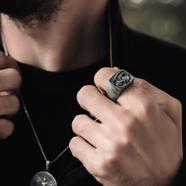 siegelring-gothic-lowe-totenkopf-handgefertigt-lowe-fossil-schmuck-biker-tier-ring-herrenring-herren-silber