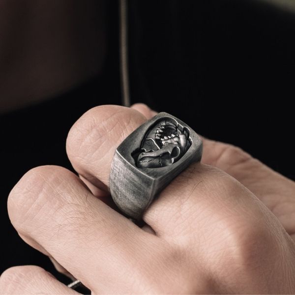 siegelring-gothic-lowe-totenkopf-handgefertigt-lowe-fossil-schmuck-biker-tier-ring-herrenring-herren-silber