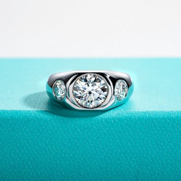 siegelring-herren-silber-18k-moderne-diamant-eleganz
