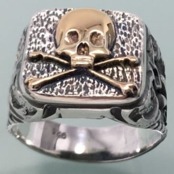 siegelring-herren-totenkopf-biker-aus-sterling-silber-rebellische-eleganz