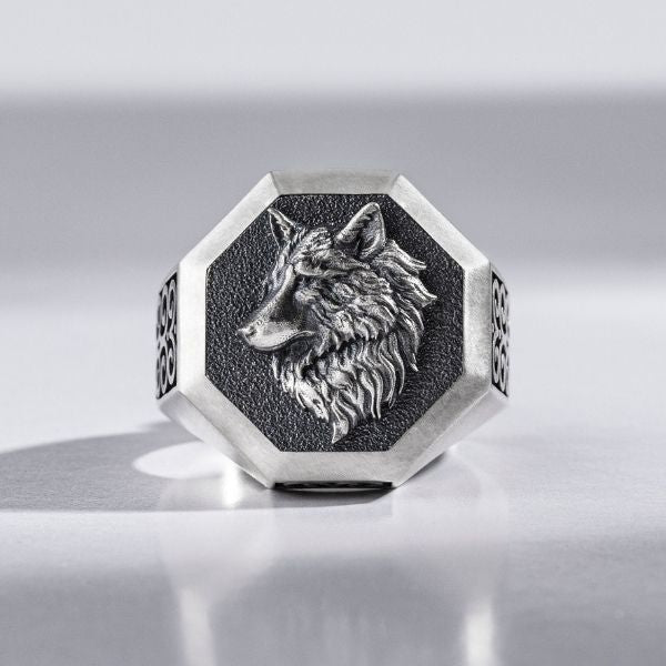 siegelring-nordischer-wolf-fur-herren-aus-silber-naturliche-kraft-an-ihrem-finger
