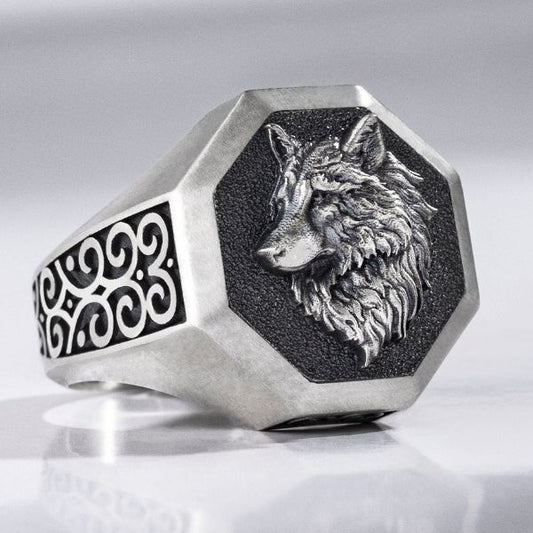 siegelring-nordischer-wolf-fur-herren-aus-silber-naturliche-kraft-an-ihrem-finger