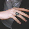 SIEGELRING TOTENKOPF IM SARG HANDGEFERTIGT SCHADEL GOTHIC PUNK RING HERREN SILBER - Königlicher Siegelring