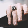 SIEGELRING TOTENKOPF IM SARG HANDGEFERTIGT SCHADEL GOTHIC PUNK RING HERREN SILBER - Königlicher Siegelring