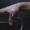SIEGELRING TOTENKOPF SCHÄDEL MIT SKELETT - HANDGEFERTIGT GOTHIC PUNK HERREN SILBER - Königlicher Siegelring