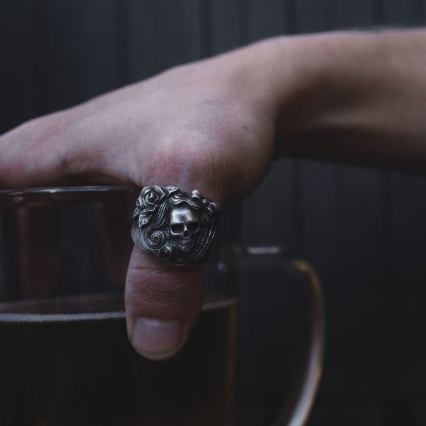 siegelring-totenkopf-schadel-mit-skelett-handgefertigt-gothic-punk-totenkopfschmuck-herrenring-herren-silber