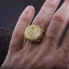 SIEGELRING VON SALOMON IN 14K GOLD PLATED : EIN AUSSERGEWÖHNLICHES SCHMUCKSTÜCK - Königlicher Siegelring