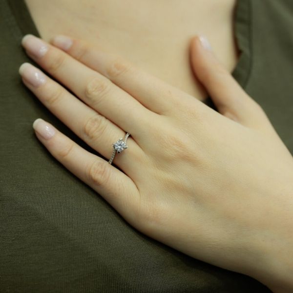 verlobungsring-aus-diamant-ein-ewiges-zeichen-ihrer-liebe-ring-koniglicher-siegelring-solitärring