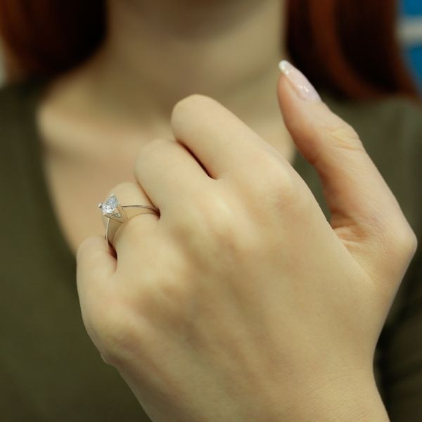 zeitloser-glanz-verlobungsringe-aus-diamant-0_50-karat-hrd-zertifiziert-ring-solitärring-koniglicher-siegelring