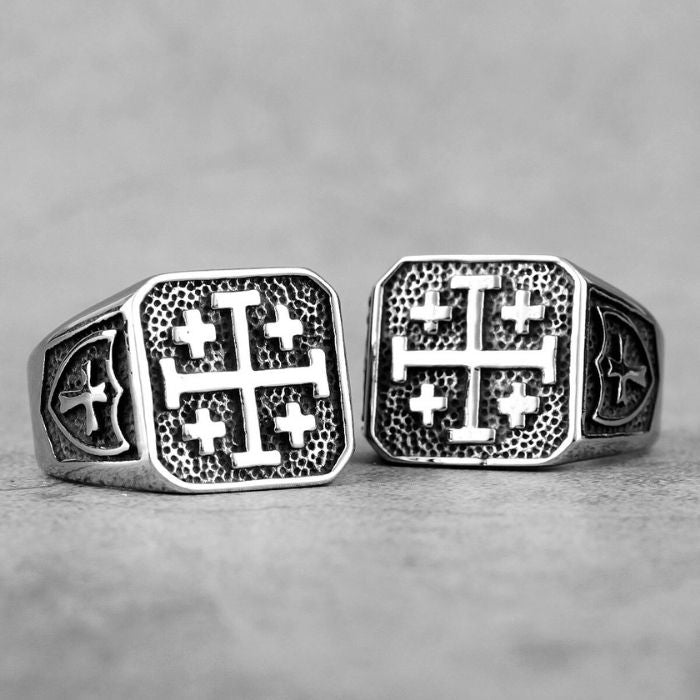    Siegelring-fur-Herren-aus-Stahl-am-Motiv-des-Jerusalem-Kreuzes-katholisch