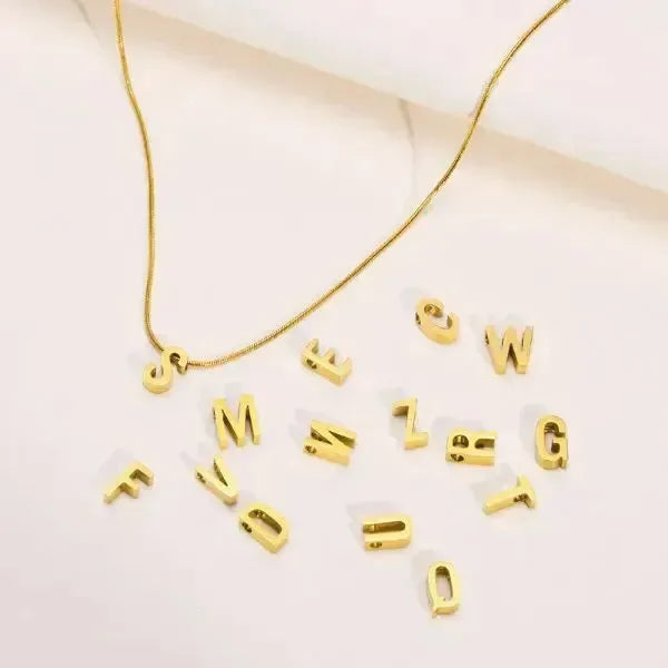 KETTE MIT BUCHSTABEN GOLD FARBE - Königlicher Siegelring