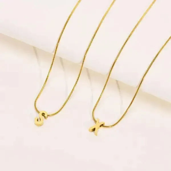 KETTE MIT BUCHSTABEN GOLD FARBE - Königlicher Siegelring