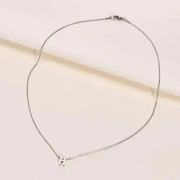 KETTE MIT BUCHSTABEN SILBER FARBE - Königlicher Siegelring