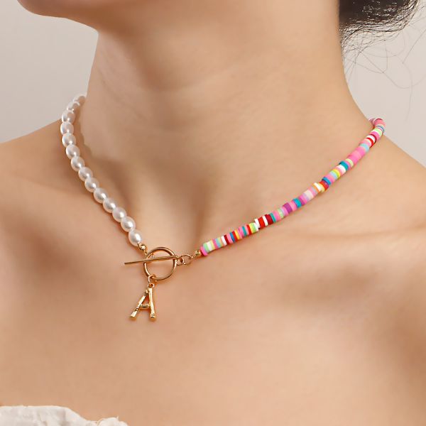 perlenkette-damen-bunt-und-weiss-modern-modeschmuck-kette-mit-buchstaben-gold-anfangsbuchstaben