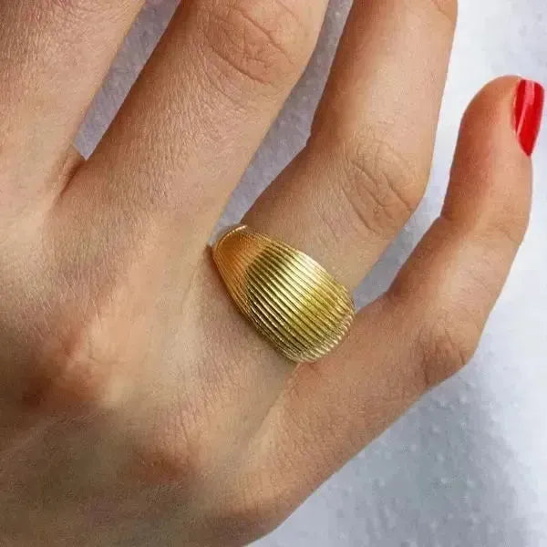 SIEGELRING DAMEN GOLD 14 KARAT AUFFÄLLIG UND ELEGANT - Königlicher Siegelring
