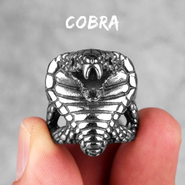 siegelring-herren-aus-stahl-design-schlange-kobra