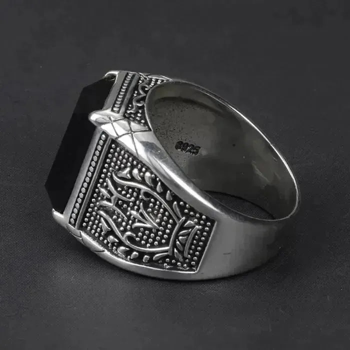 SIEGELRING MIT EINEM ZENTRALEN QUADRATISCHEN SCHWARZEN ONYX-STEIN - Königlicher Siegelring
