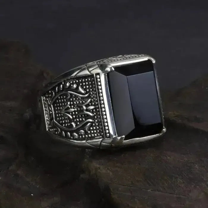 SIEGELRING MIT EINEM ZENTRALEN QUADRATISCHEN SCHWARZEN ONYX-STEIN - Königlicher Siegelring