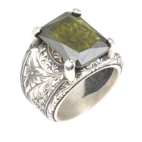    siegelring-rechteckiger-luxus-aus-silber-mit-peridot-stein